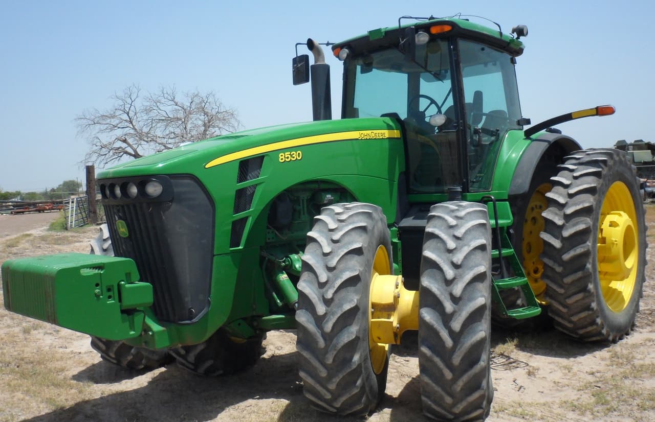 John Deere 8530