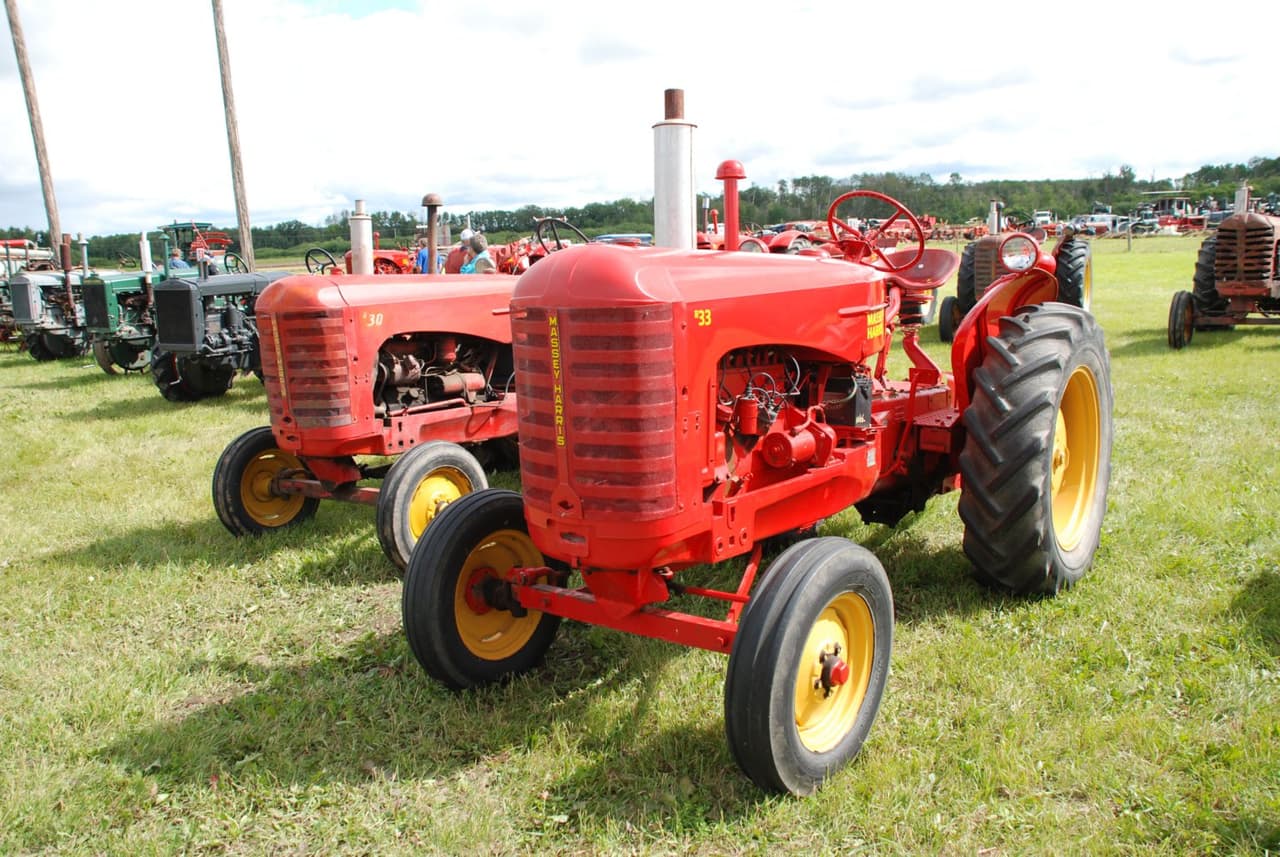 Massey-Harris 33